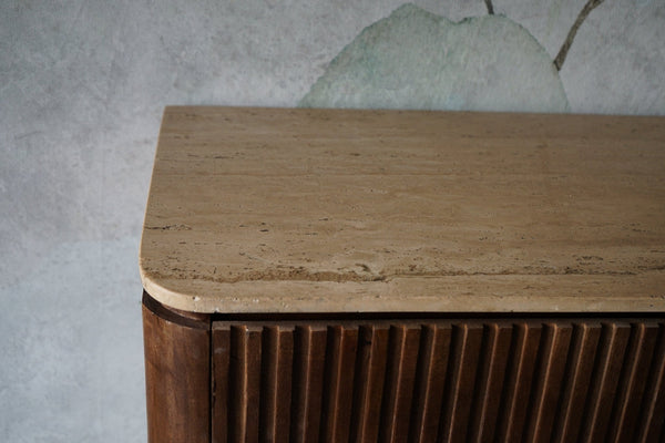 Dressoir Mahindra 160cm travertine blad - Goa Editions