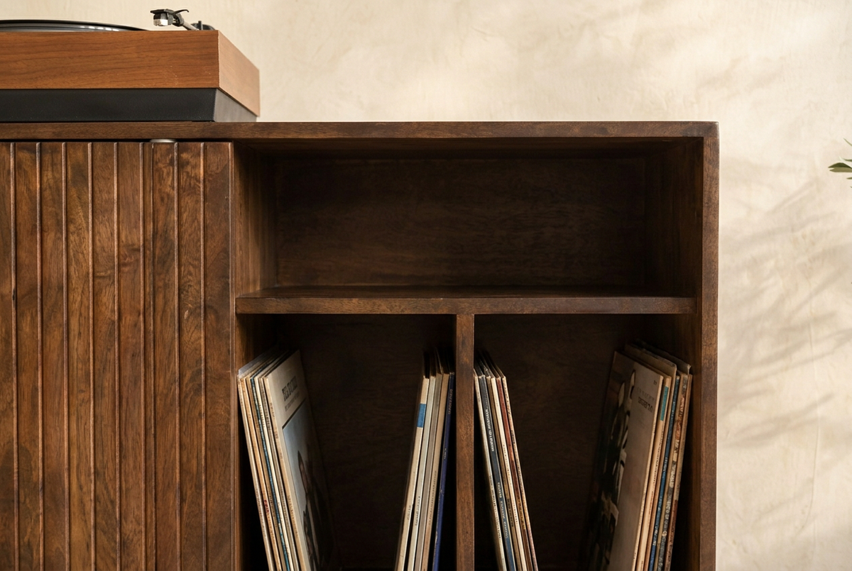 Detail van de open vinylvakken en houtstructuur